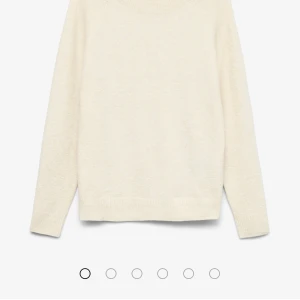 Beige stickad tröja från Vero Moda - Säljer en beige tröja från Vero Moda. Tröjan har en rund halsringning, långa ärmar och ribbade muddar vid ärmslut och nederkant. 