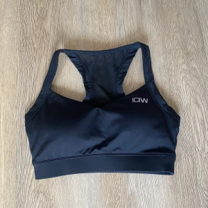 Svart sporttopp från ICANIWILL - Snygg svart sporttopp från ICIW. Den ger bra stöd och passar perfekt till träning. Använd cirka 2 gånger så nästan nyskick!❤️