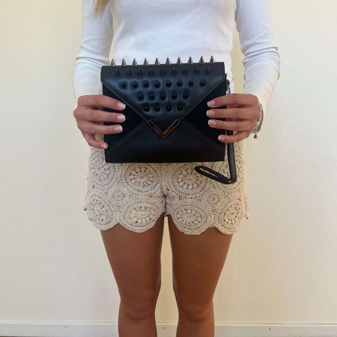 Svart kuvertväska med nitar