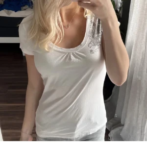 Vit t-shirt  - Säljer denna fina vita t-shirten med tryck eftersom att den inte har kommit till användning. Köpte den här på plick och den är i mycket bra skick? Obs: inte min bild 🩷🩷