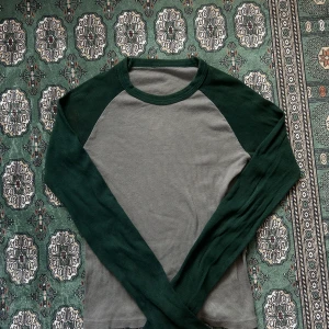 Långärmad tröja från Brandy - I ganska så bra skick, det finns en missfärgning på ena ärmen men helt ärligt så brukar man inte tänka på det💕