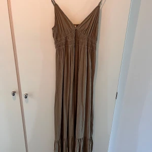 Olivgrön långklänning - Storlek xs men passar även S! Använd fåtal gånger men är som ny!