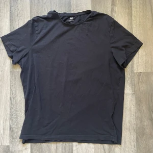 H&M svart slim fit t-shirt - Säljer en svart t-shirt från H&M i storlek XXL med slim fit-passform. Modellen är 167 cm lång, väger 63 cm. T-shirten har längden 71 cm, bredden 58 cm.