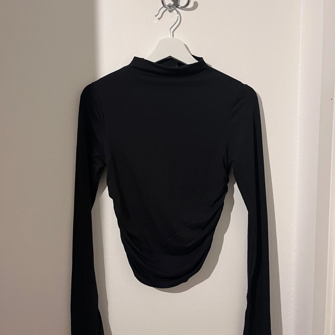 Svart långärmad topp med slits vid ärm från Gina - 1