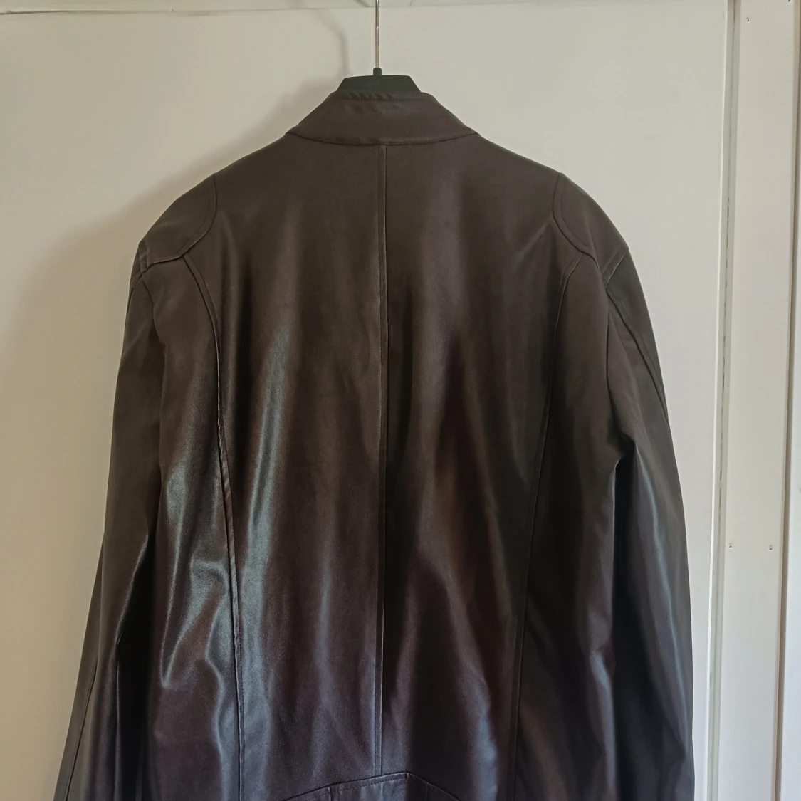 Brun skinnjacka i konstläder med dragkedjor - 1