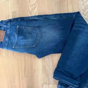 Jack and Jones jeans - Ett par mörkblåa jeans från Jack and Jones, använda ett fåtal gånger och har inga synliga defekter. Nypris ca 1100. Priset går att diskutera vid snabbt köp. 