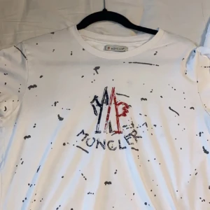 Vit Moncler t-shirt - Vit t-shirt från Moncler.