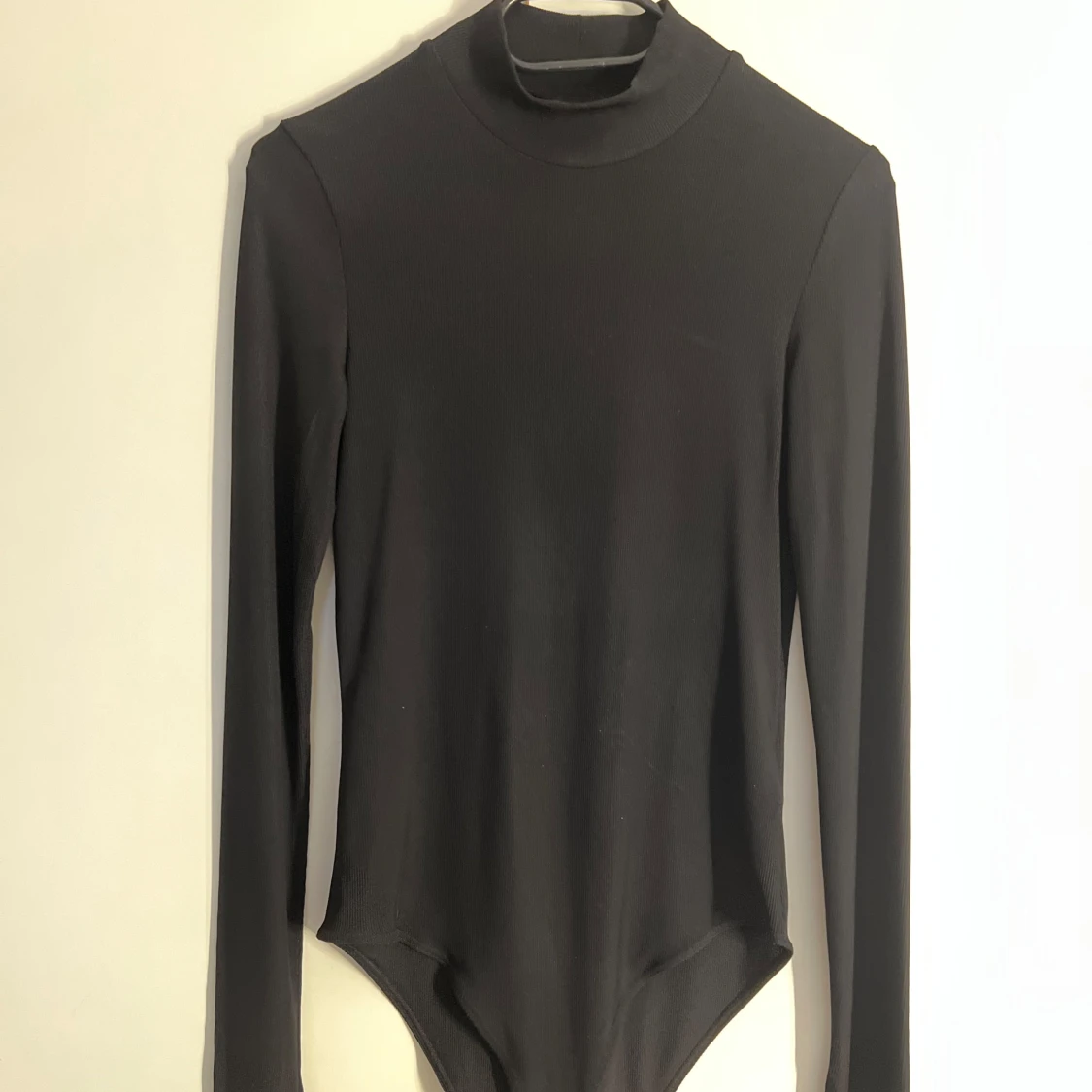 Svart ribbad polotopp från H&M