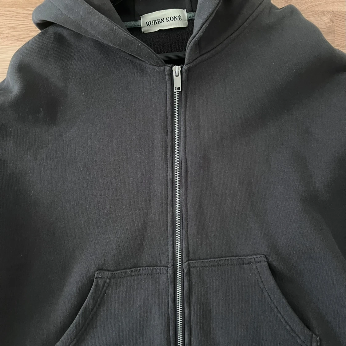 Svart hoodie med dragkedja Ruben Koné - 1