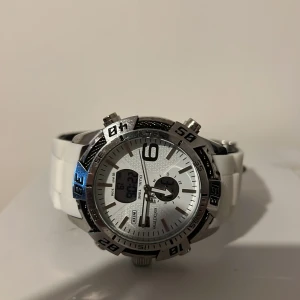 Exactime Italy klocka - Letar du efter den perfekta kombinationen av italiensk design, precision och stil? Exactime Italy levererar sofistikerade klockor som förhöjer varje ögonblick i ditt liv.  ✨ Höjdpunkter: 	•	Italiensk design – Klassisk elegans möter modern minimalism 	•	Kvartsurverk av hög kvalitet – För exakt och pålitlig tidtagning 	•	Hållbara material – Rostfritt stål, reptåligt glas och vattentålig konstruktion 	•	Tidlös stil – Passar både till vardag och fest  👔 För dig som vill bära något mer än bara tid – 