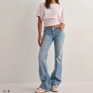 Ljusblå bootcut jeans med broderi - Lågmidjade bootcut jeans från Nelly, använda en gång och perfekt långa för mig som är 170✨✨