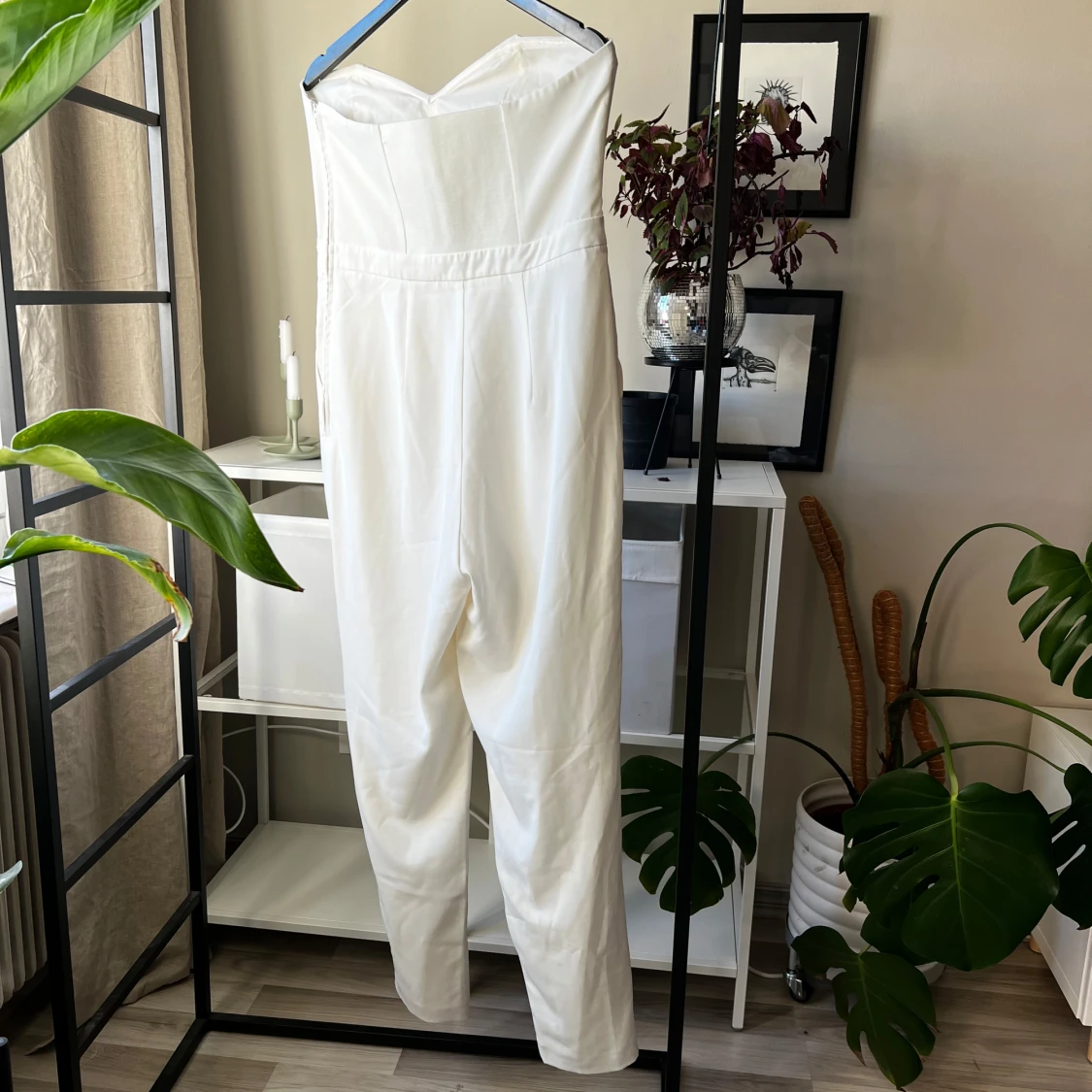 Vit axelbandslös jumpsuit  - 1
