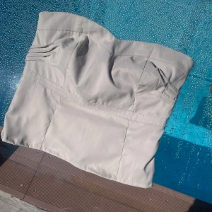 Beige tubtopp med smockdetalj - Snygg beige tubtopp🩷