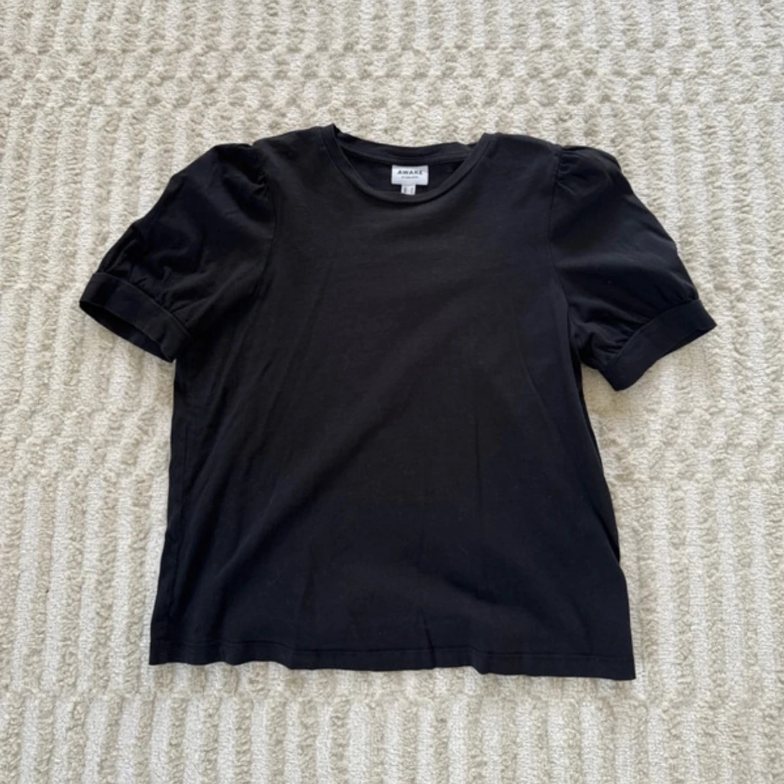 Svart topp med puffärm från Aware