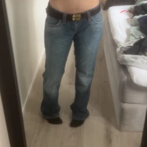 Lee jeans låg midja lite utsvängda ben - Säljer ett par lee modell jinx som är för stora för mig, storlek w 30 L 33   Köparen står för frakten
