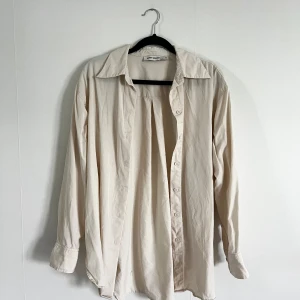 Carin Wester skjorta - Oversized skjorta från Carin Wester i storlek 34 men passar även större! Skönt tyg i färgen ljusbeige/offwhite. Fint skick! 👉Rabatt om ni gör en bundle, så kika in min profil om ni hittar något mer!☀️