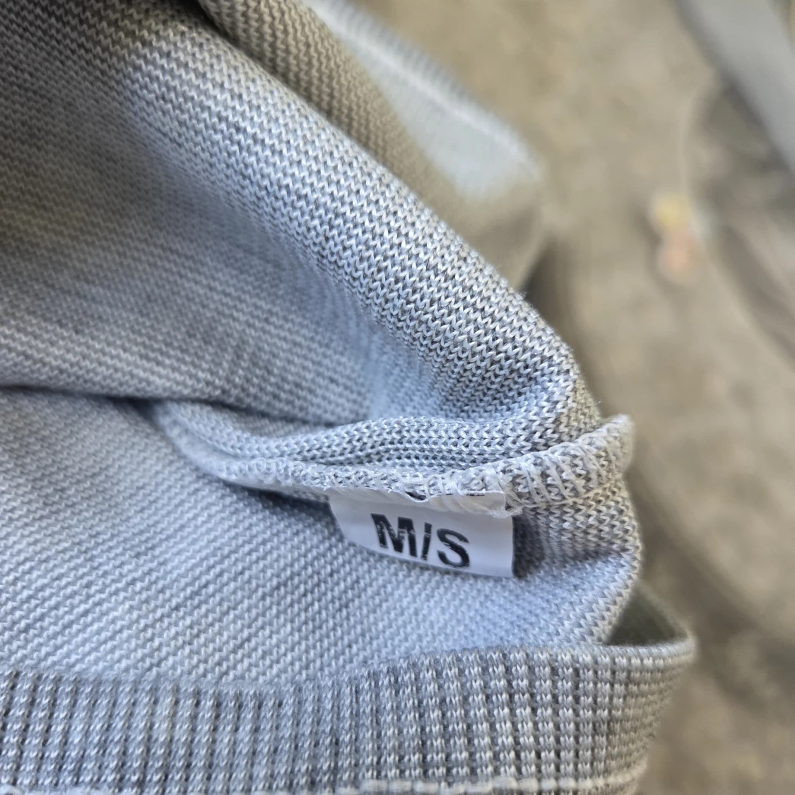 Grå ribbad polotröja med strass - 1