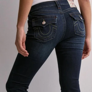 True Religion jeans  - Säljer mina fina True Religion jeans i modellen Becca då de aldrig kommer till användning🤍nypris: 1399 kr! Har ett par svarta i samma modell och storlek, så paketpris kan diskuteras🤍