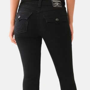 True religion jeans  - Säljer mina true religion jeans då de inte kommer till användning🤍har ett par blå i samma storlek och modell, så paketpris kan diskuteras!🤍kan skicka egna bilder vid intresse!