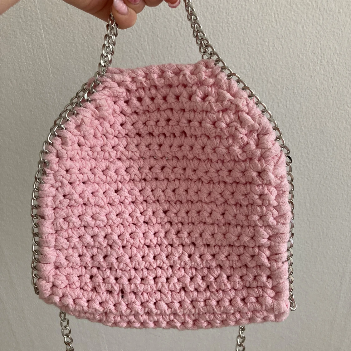 Rosa virkad väska med silverkedja