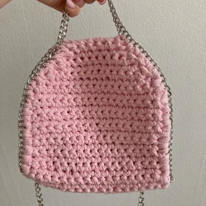 Rosa virkad väska med silverkedja - Super söt ljusrosa väska handgjord av mig. För bilder fler bilder eller frågor skriv till mig