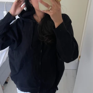 Oversize stickad hoodie - En jätte fin oversized hoodie med luva från Mango. Den är lite tjockare perfekt till sen sommarkväll🥰 Passar s/m