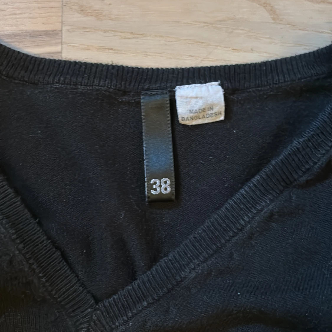 Svart v-ringad tröja i storlek 38 - 3