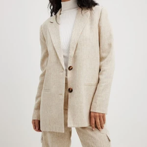 Blazer - Blazer med rak passform. Har vadderade axlar, dubbelknäppning, fuskframfickor, en innerficka och en sprunddetalj.  Storlek: 34  ENDAST ANVÄND EN ENDA GÅNG  Originalpris: 699 kr Mitt pris: mindre än halva priset  De matchande kostymbyxorna säljes också.