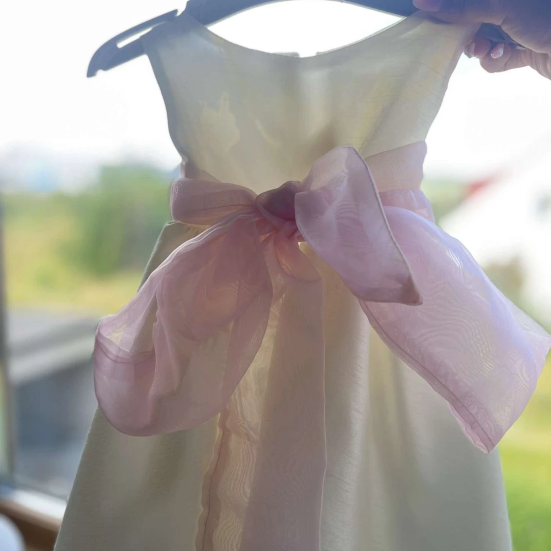 Vit kortklänning med rosa rosett - 4