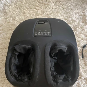 Musclepain ”Fotmassage” - Jag har bara testat den här fotmassagen ett par gånger då den är lite liten för mig som har stora fötter. Den passar jättebra till alla som har mindre än 47eu i sko storlek. En liten repa på toppen av maskinen annars exakt som ny.  Köptes för 3800 på deras hemsida. Nypris där nu är 3499