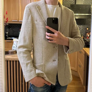 Morris Heritage kavaj - Stilren stickad kavaj från Morris Heritage i storlek S. Beige färg med grovstickad struktur, ofodrad och i mycket bra skick utan defekter. Perfekt för en avslappnat elegant stil – passar lika bra till vardag som till festligare tillfällen. Skriv vid intresse !😁OBS! Pris går att diskuteras vid snabb affär.
