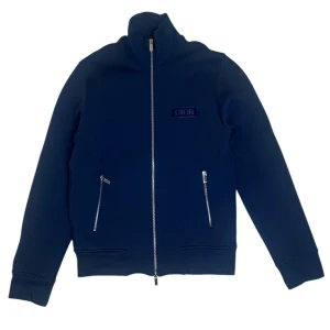 Christian Dior  - Christian Dior track topp. Storlek M. Skick 9/10. Pris 4890kr. Finns att köpa på våran hemsida, Fashionels.com