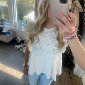 Vit topp - Vit sommartopp, köpt på plick. Inte min bild!! Skriv för fler bilder💞💞