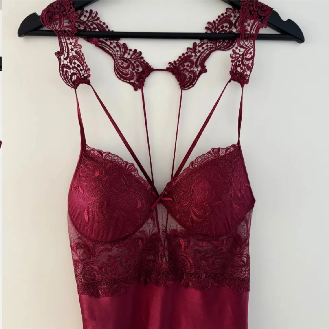 Vinröd sidenlinnetopp med spets - 1