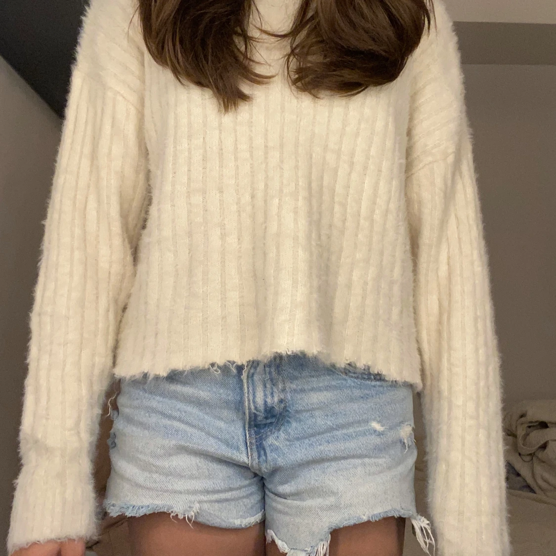 Ljusblå jeansshorts med fransig kant