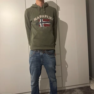 Olivgrön hoodie från Napapijri - Tjena! Säljer en stilren hoodie från napapijri. Skick 8/10! Perfekt till sommaren och hösten. Hör gärna av er vid fler frågor och funderingar. MVH