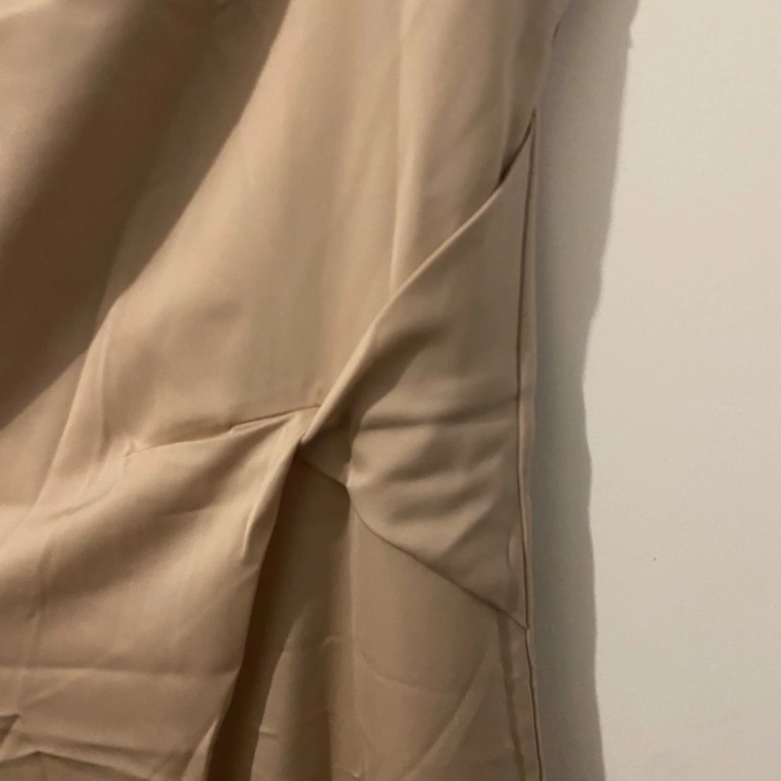 Beige medellångklänning med smala axelband - 1