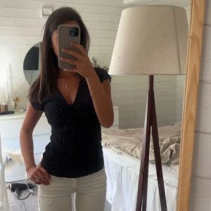 Topp svart - Säljer denna superfina svarta topp med rynkad design från Dobber💗🌸
