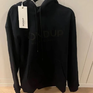 Svart hoodie från Dondup med huva - Riktigt fet hoodie från dondup. Knappt använd, skicket är som nytt. Storlek L. Hör av er vid frågor! 
