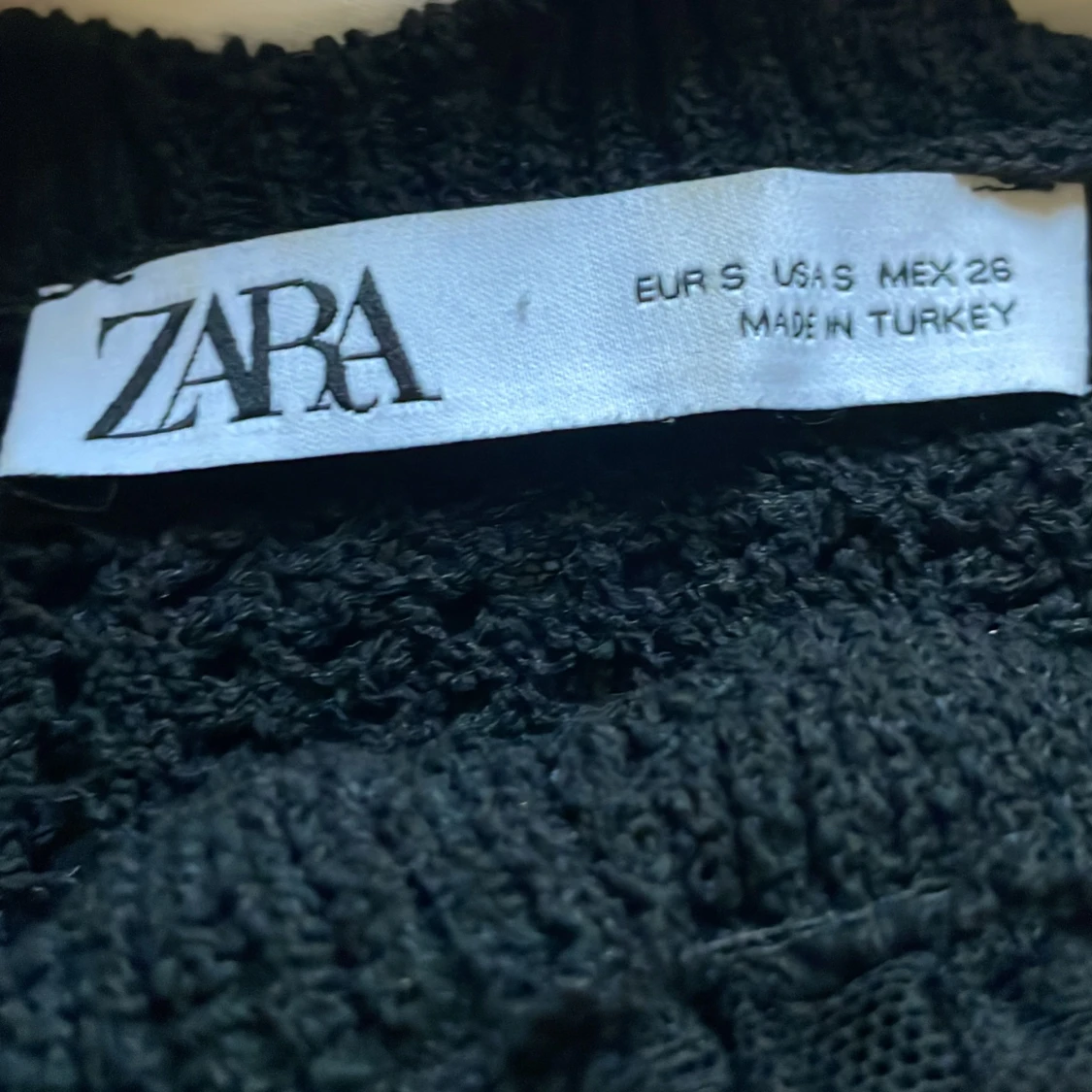 Svart spetsblus med volang från Zara - 3