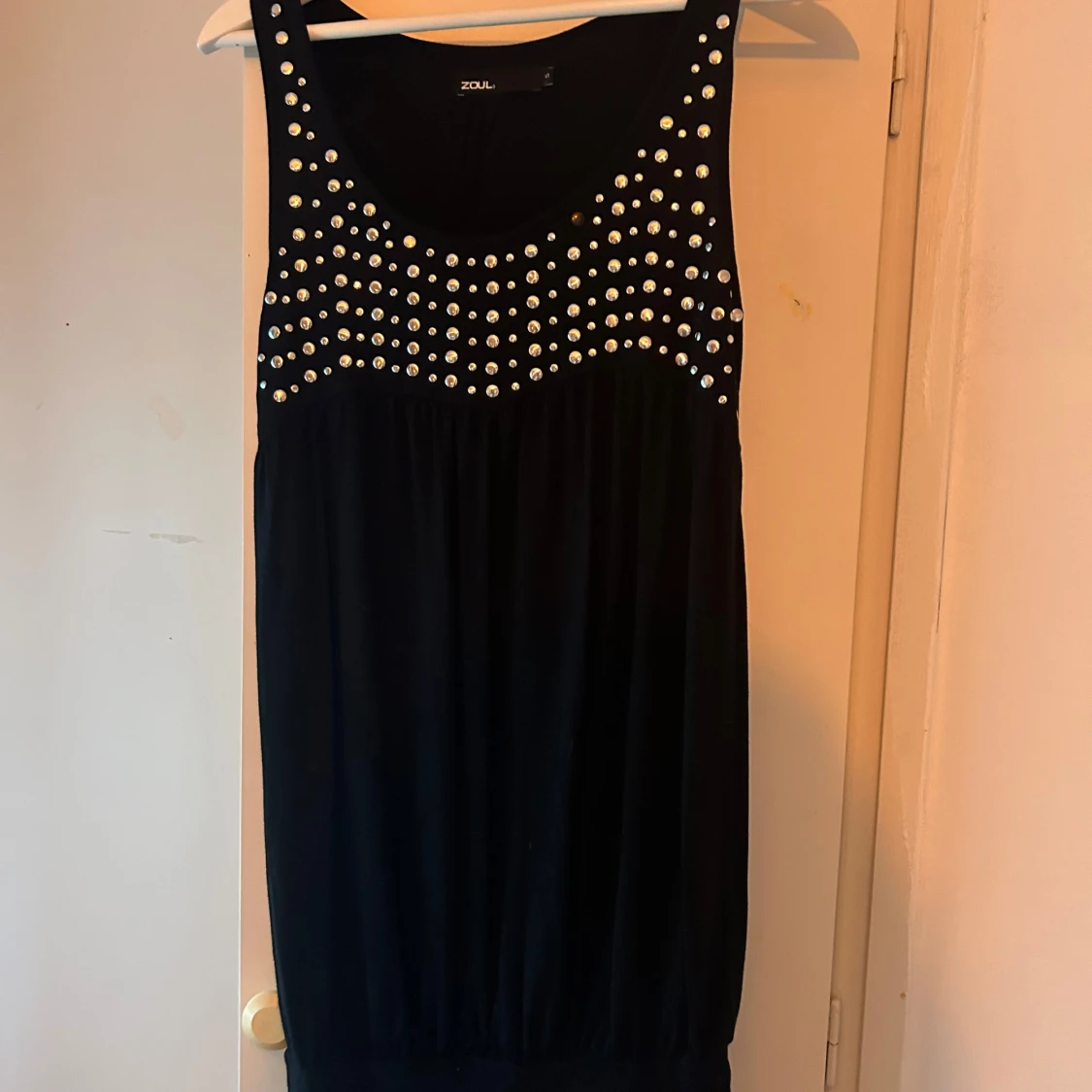 Svart ärmlös klänning med nitar från Zoul