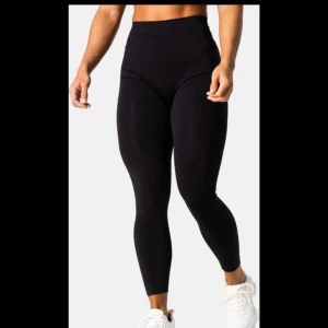 Prime scrunch tights, från Relode - Svarta, tighta leggings från Relode med hög midja och stretchigt material. Perfekta för träning. Sitter riktigt snyggt och formar benen. Klassisk modell som funkar till allt. Skriv om ni har några frågor💕💕