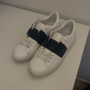 Valentino Open Blåa - Helt nya valentinos, är för små för mig så har inte använt de något, så riktigt bra skick är de i