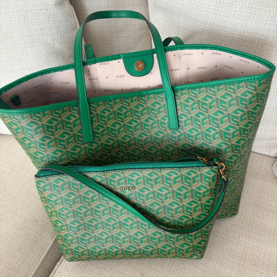 Grön shoppingväska från Guess - 3