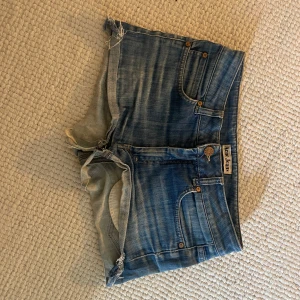 Blå jeansshorts från Acne Jeans - Supersnygga blå jeansshorts från Acne Jeans som tyvärr har blivit lite förstora för mig💕 Midjemåttet är 37,5 tvärs över och passar någon som har strl xs-s💕