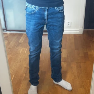 Blå Replay jeans slim fit - • Nu säljs ett par populära replay anbass  jeans i mycket bra skick 👖 • Storleken är W31/L32 och modellen ”Jondrill” 📏 • Han på bilden är ca 178cm lång 📏 • Nypris är ca 1600kr men säljs för 399kr !🤯 • Hör av dig vid minsta lilla fundering 🤔💭 • Kolla gärna in profilen för andra schyssta plagg som raffe skjortor, replay jeans, Jacob cohen jeans och Dondups 🤝🤝
