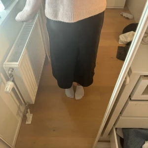 Kjol - En fin svart satinkjol från Wera i storlek 38. Passar jättebra till utgång, helt oanvänd! Pris kan diskuteras 