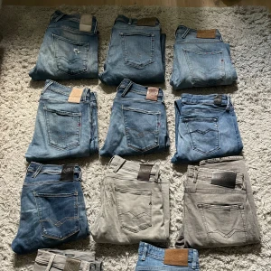 Replay Jeans  - Hej! Säljer en hel del replay jeans, dom allra flesta är i ett super bra skick, någon har nån liten defekt, Kan sälja enskilt eller i bulk. Alla ligger ute enskilt på Vinted, (wilstaf) KÖP INTE DENNA ANNONS!!!!🚨
