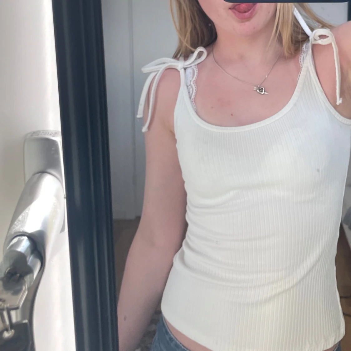 Vit ribbad linnetopp med knytband - 1