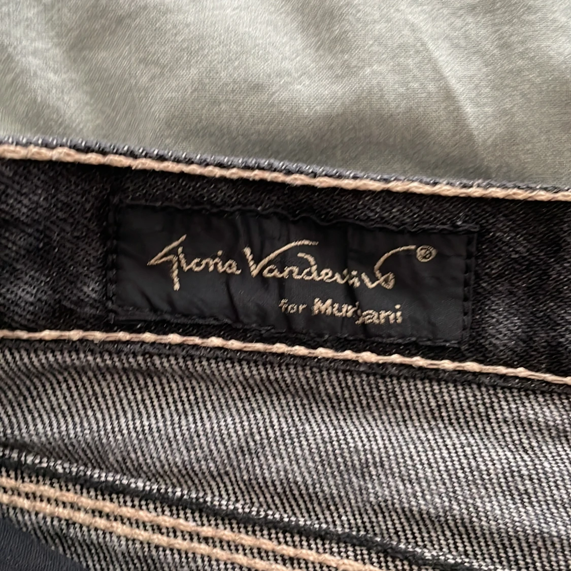 Svarta jeans från Gloria Vanderbilt - 2